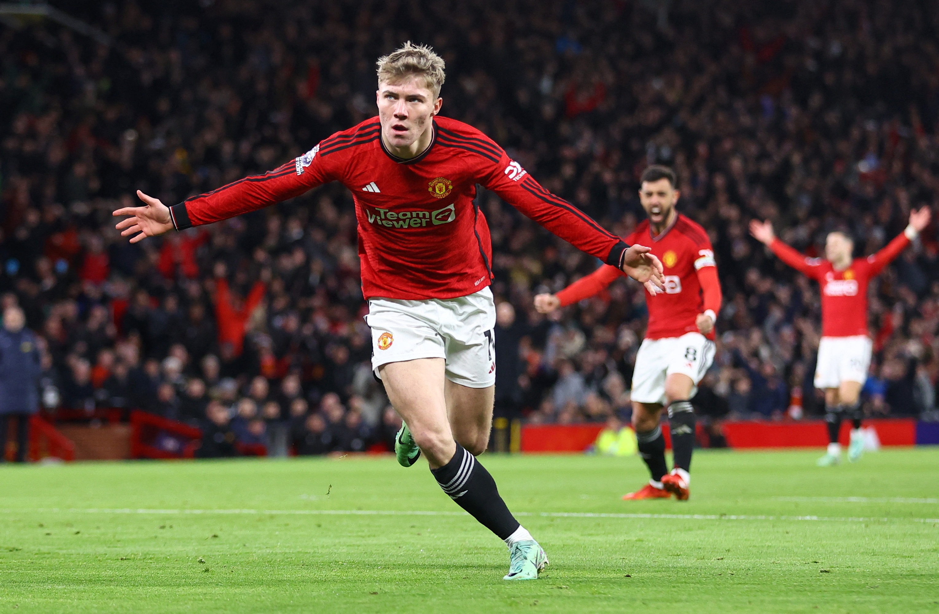 开云体育官网-记者：那不勒斯权衡是否引进霍伊伦，曼联及球员要求强制买断条款