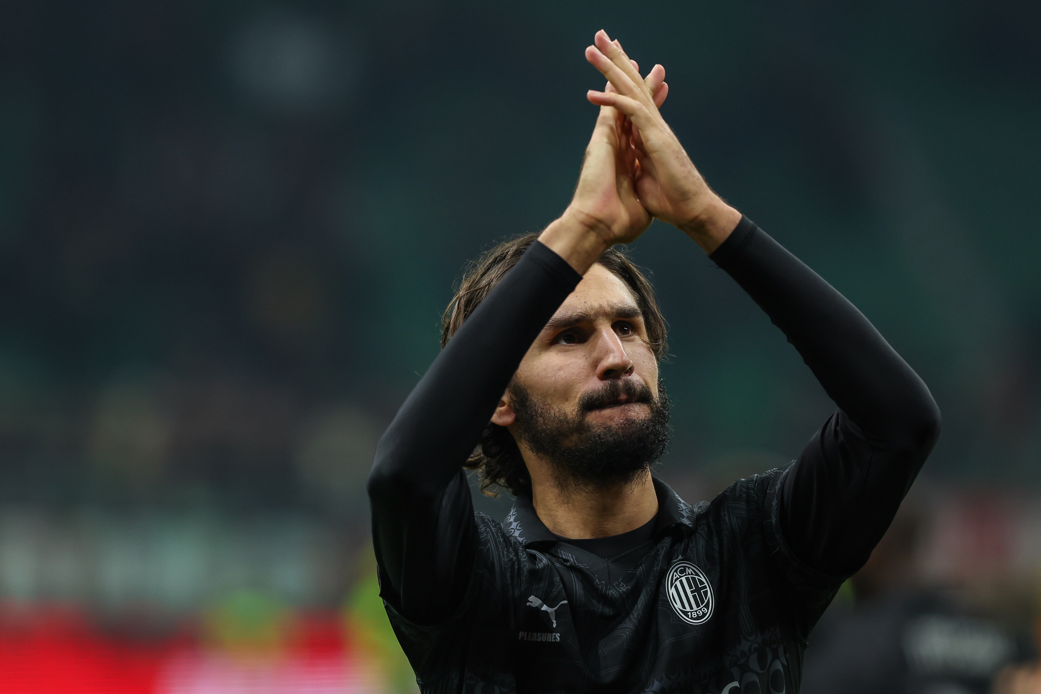 开云体育-法媒：AC米兰仍在寻求解决阿德利的去留问题，可能去土耳其或希腊