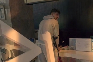 开云官网-看着伤势不轻，天津记者晒照：萨尔瓦多已经上了护具拐杖