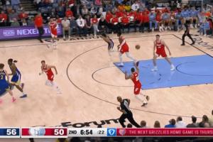 贝恩运球砸自己脚丢球 裁判补吹了勇士犯规 勇士众将都无语了