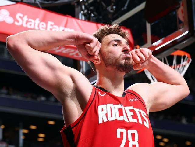 开云官网-16分钟0分，火箭新锋线低迷10场 申京25+15换打法 不打低位是顶级